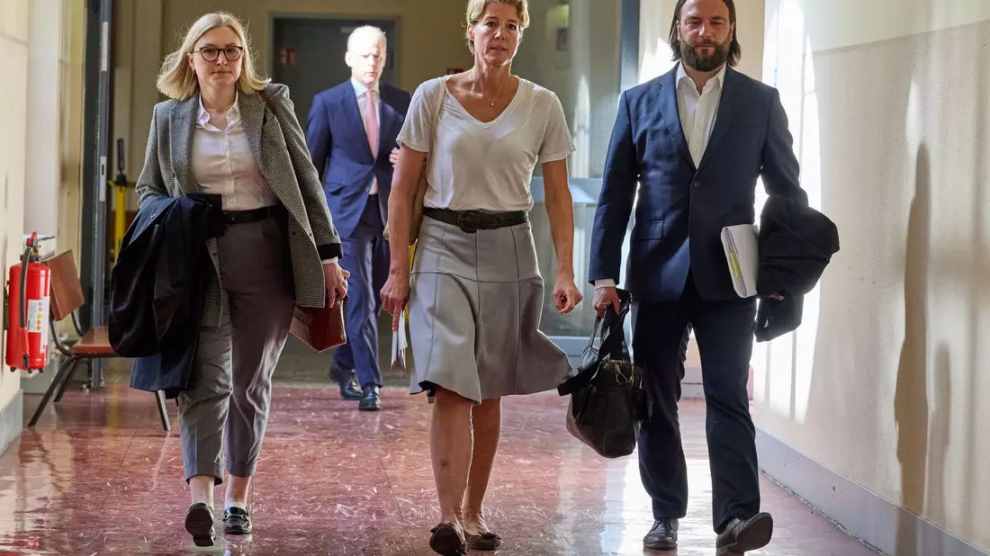 Christina Block (m.) mit ihren Verteidigern auf dem Weg ins Gericht. - Bild: Georg Wendt/dpa