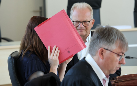 Die wegen Mordes an dem achtjährigen Fabian angeklagte Frau schweigt bislang zu den Vorwürfen. - Foto: Bernd Wüstneck/dpa