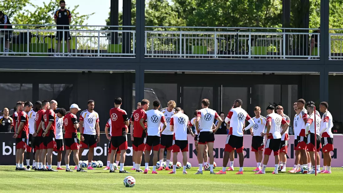 Die Nationalmannschaft trainiert erstmals in der WM-Vorbereitung auf dem Platz.  - Bild: Federico Gambarini/dpa