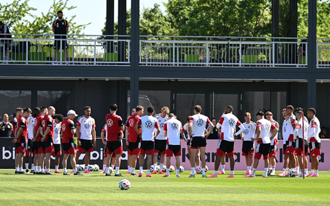 Die Nationalmannschaft trainiert erstmals in der WM-Vorbereitung auf dem Platz.  - Foto: Federico Gambarini/dpa
