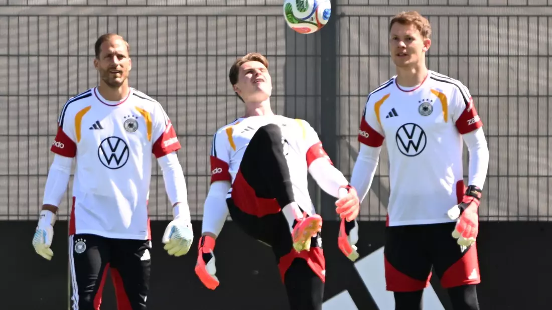 Die DFB-Torhüter Oliver Baumann, Jonas Urbig und Alexander Nübel (v.r.n.l) trainieren in Herzogenaurach.  - Bild: Federico Gambarini/dpa