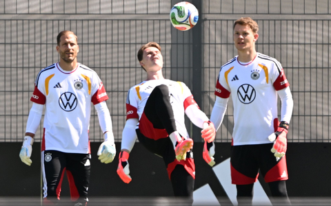 Die DFB-Torhüter Oliver Baumann, Jonas Urbig und Alexander Nübel (v.r.n.l) trainieren in Herzogenaurach.  - Foto: Federico Gambarini/dpa