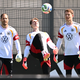 Die DFB-Torhüter Oliver Baumann, Jonas Urbig und Alexander Nübel (v.r.n.l) trainieren in Herzogenaurach.  - Foto: Federico Gambarini/dpa
