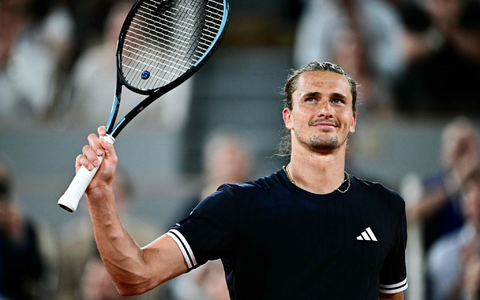 Jubelt über den Drittrunden-Einzug bei den French Open: Alexander Zverev. - Foto: Julien De Rosa/AFP/dpa