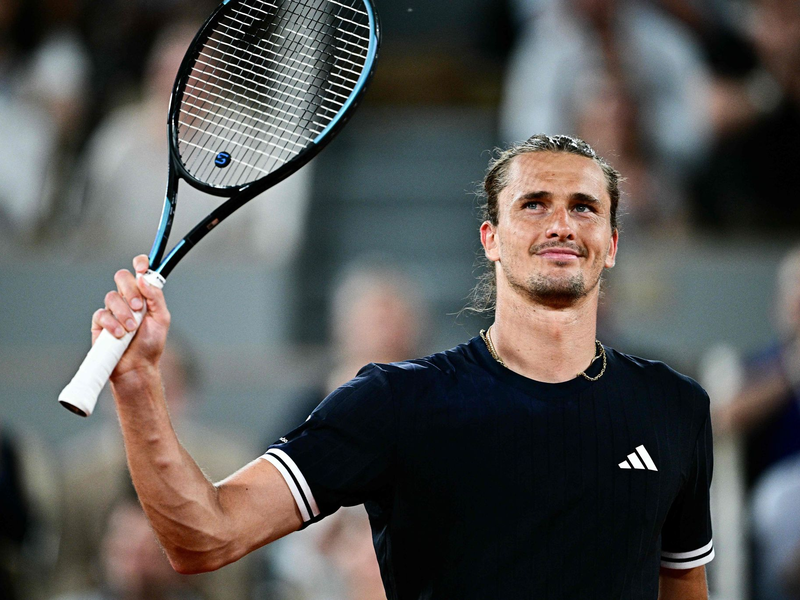 Jubelt ĂĽber den Drittrunden-Einzug bei den French Open: Alexander Zverev. - Foto: Julien De Rosa/AFP/dpa
