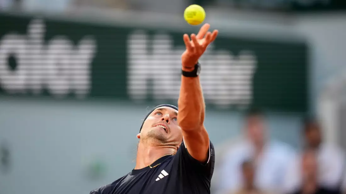 Alexander Zverev und der Ball.  - Bild: Christophe Ena/AP/dpa