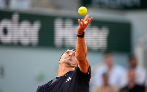 Alexander Zverev und der Ball.  - Foto: Christophe Ena/AP/dpa