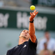 Alexander Zverev und der Ball.  - Foto: Christophe Ena/AP/dpa