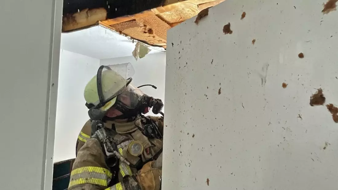 FW-NE: Schwelbrand in Wohnhaus | Feuerwehr öffnet Kabelschächte unter Atemschutz - Bild: presseportal.de