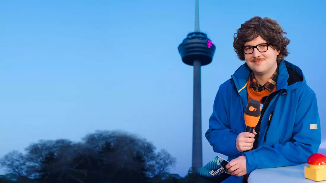 Autor Chris Sommer in seiner Rolle als Reporter Peter-Stefan Thomas vor dem Kölner Fernsehturm - das «ZDF Magazin vor Ort: Die Colonius-Sprengung» kommt am Freitag. (Handoutbild) - Bild: Ben Knabe/ZDF/dpa