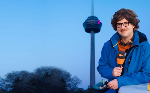 Autor Chris Sommer in seiner Rolle als Reporter Peter-Stefan Thomas vor dem Kölner Fernsehturm - das «ZDF Magazin vor Ort: Die Colonius-Sprengung» kommt am Freitag. (Handoutbild) - Foto: Ben Knabe/ZDF/dpa