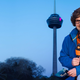 Autor Chris Sommer in seiner Rolle als Reporter Peter-Stefan Thomas vor dem Kölner Fernsehturm - das «ZDF Magazin vor Ort: Die Colonius-Sprengung» kommt am Freitag. (Handoutbild) - Foto: Ben Knabe/ZDF/dpa