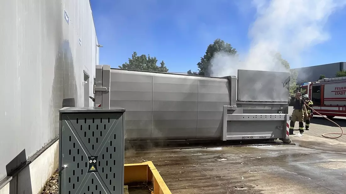 FW-NE: Feuer an einer Gewerbehalle | Brennender Presscontainer abgelöscht - Bild: presseportal.de