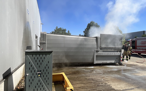 FW-NE: Feuer an einer Gewerbehalle | Brennender Presscontainer abgelöscht - Foto: presseportal.de