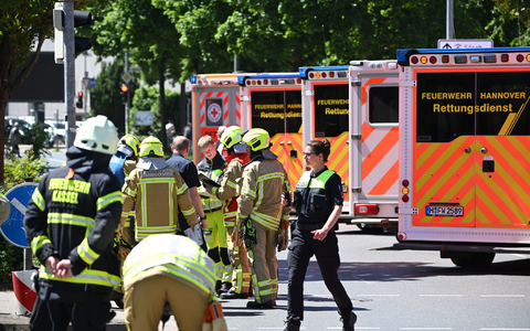 Mehrere Fahrgäste wurden vom Rettungsdienst versorgt. - Foto: Julian Stratenschulte/dpa