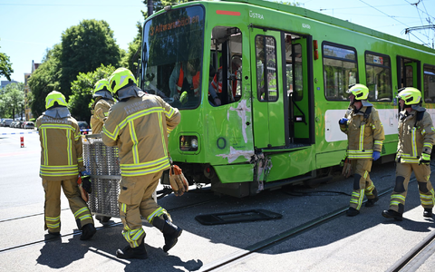 Die Feuerwehr war mit zahlreichen Kräften vor Ort, darunter auch mit einem Großraumrettungswagen. - Foto: Julian Stratenschulte/dpa