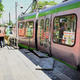 An einer der Stadtbahnen war eine lange Schleifspur zu sehen, zudem waren Scheiben gesplittert. - Foto: Julian Stratenschulte/dpa