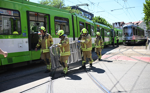 Der Verkehrsunfalldienst der Polizei Hannover war bereits vor Ort und begann mit den Ermittlungen zur Unfallursache. - Foto: Julian Stratenschulte/dpa