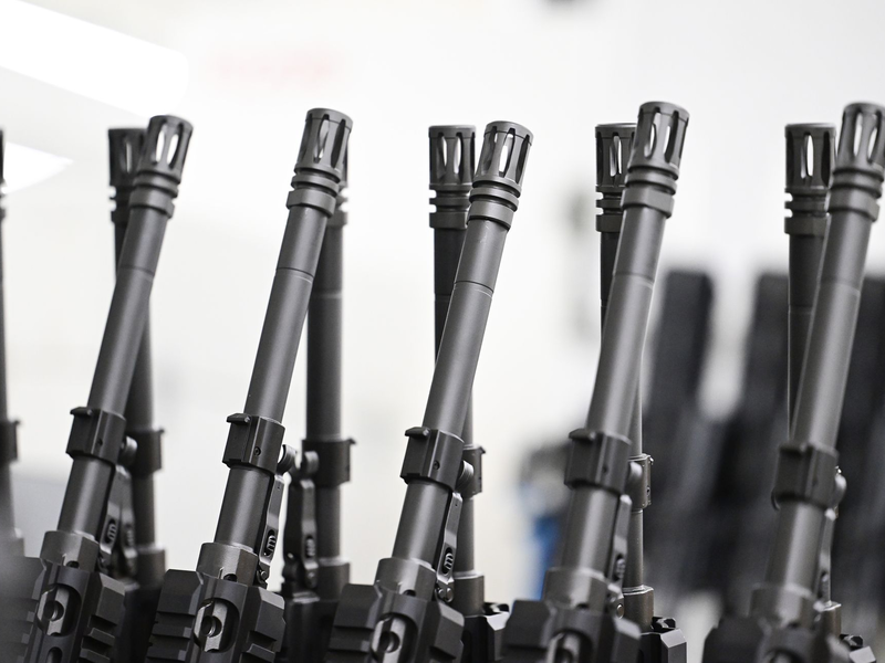Stahl an Stahl: Die Läufe von Sturmgewehren in der Produktion von Heckler & Koch. - Foto: Bernd Weißbrod/dpa