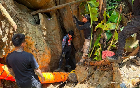 Der Zugang zu der Höhle ist extrem eng.  - Foto: Uncredited/Metta Tham Rescue Kalasin/AP/dpa
