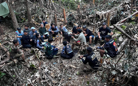 Die Arbeit der Retter ist sehr kompliziert und gefährlich. - Foto: Uncredited/Metta Tham Rescue Kalasin/AP/dpa
