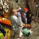 Die Retter müssen durch schmale Gänge kriechen.  - Foto: Uncredited/Metta Tham Rescue Kalasin/AP/dpa