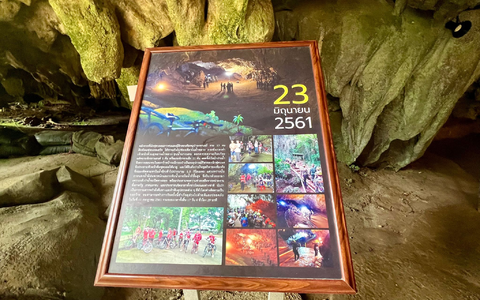Tafeln an der Tham-Luang-Höhle in Thailand erinnern bis heute an die aufwendige Rettungsaktion von 2018. (Archivbild) - Foto: Carola Frentzen/dpa