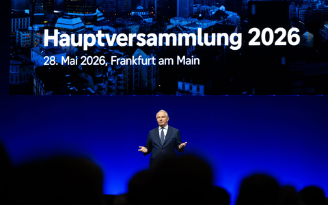 Aufsichtsratschef Alexander Wynaendts begrüßt Aktionärinnen und Aktionäre zur ersten Präsenz-Hauptversammlung der Deutschen Bank seit 2019. - Foto: Florian Wiegand/dpa