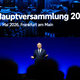 Aufsichtsratschef Alexander Wynaendts begrüßt Aktionärinnen und Aktionäre zur ersten Präsenz-Hauptversammlung der Deutschen Bank seit 2019. - Foto: Florian Wiegand/dpa