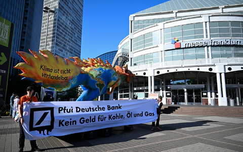 Die Hauptversammlung der Deutschen Bank in Frankfurt wurde von Protesten begleitet. - Foto: Florian Wiegand/dpa