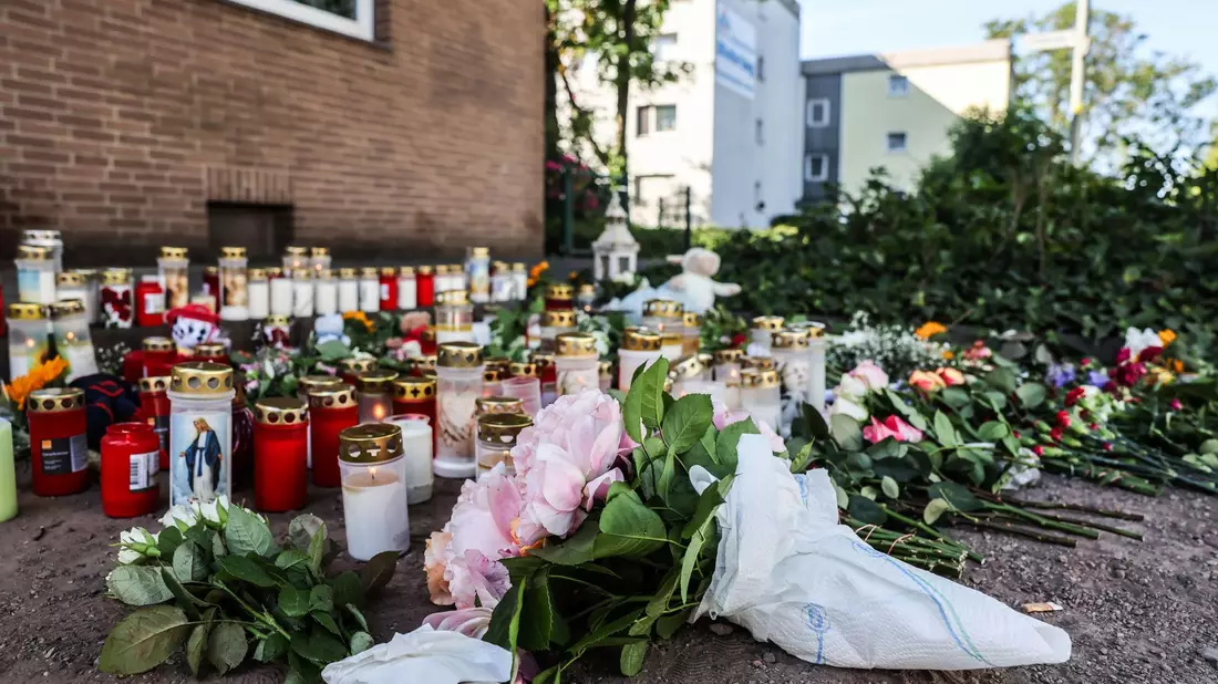 Blumen und Kerzen am Unfallort: In Dinslaken ist die Trauer nach dem Unfalltod zweier Kinder groß. - Bild: Oliver Berg/dpa