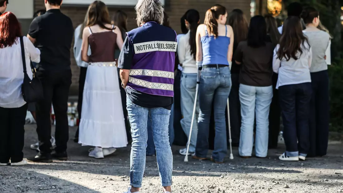 Notfallseelsorger helfen Betroffenen und Mitschülern nach dem schweren Unfall in Dinslaken - Bild: Oliver Berg/dpa