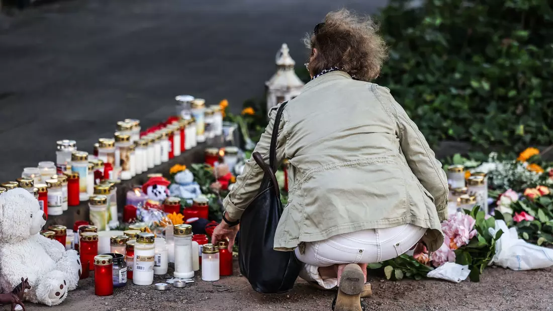 Trauer am Unfallort nach dem schweren Unfall mit zwei toten Kindern - Bild: Oliver Berg/dpa