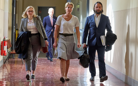 Christina Block (m.) mit ihren Verteidigern auf dem Weg ins Gericht. - Foto: Georg Wendt/dpa-pool/dpa