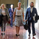 Christina Block (m.) mit ihren Verteidigern auf dem Weg ins Gericht. - Foto: Georg Wendt/dpa-pool/dpa