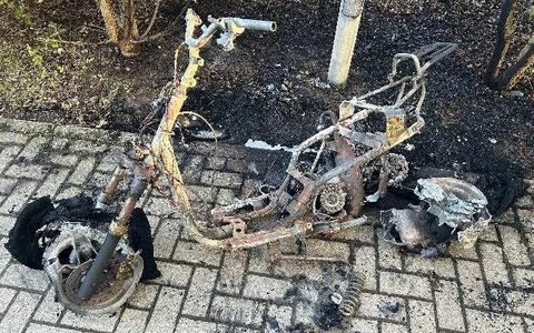 POL-WOB: KORREKTUR FOTO Motorroller in Brand gesetzt - Polizei sucht Eigentümer - Foto: presseportal.de