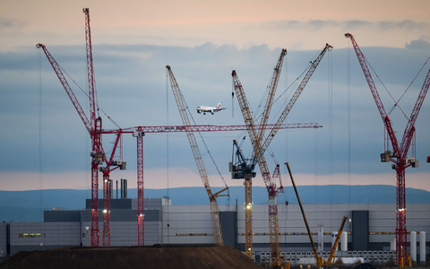 Der «Wettbewerbsreport Ostdeutschland» des Dresdner Ifo-Instituts sieht die Gefahr, dass der Osten Deutschlands wirtschaftlich den Anschluss verliert. (Archivbild) - Foto: Robert Michael/dpa