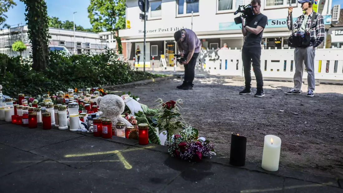 Zahlreiche Kerzen und Blumen an der Unfallstelle - die Autofahrerin soll ein Gerät zur Herzüberwachung getragen haben. - Bild: Oliver Berg/dpa