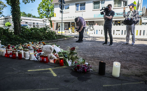 Zahlreiche Kerzen und Blumen an der Unfallstelle - die Autofahrerin soll ein Gerät zur Herzüberwachung getragen haben. - Foto: Oliver Berg/dpa