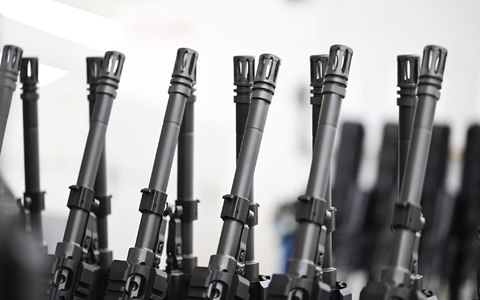 Stahl an Stahl: Die Läufe von Sturmgewehren in der Produktion von Heckler & Koch. - Foto: Bernd Weißbrod/dpa
