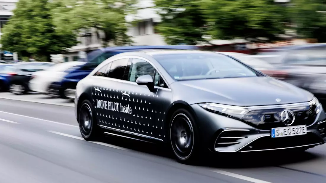 Auch Mercedes hat das Design geändert. (Archivbild) - Bild: Carsten Koall/dpa