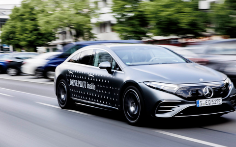 Auch Mercedes hat das Design geändert. (Archivbild) - Foto: Carsten Koall/dpa
