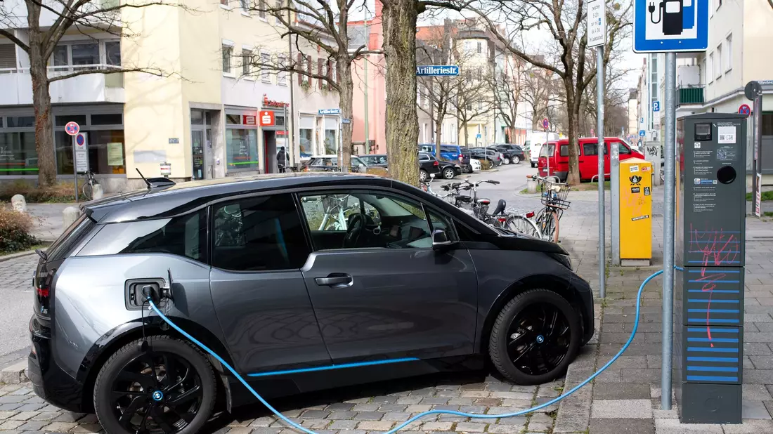Der 2013 vorgestellte BMW i3 sah sehr nach Elektroauto, aber nur bedingt nach BMW aus. (Archivbild) - Bild: Sven Hoppe/dpa