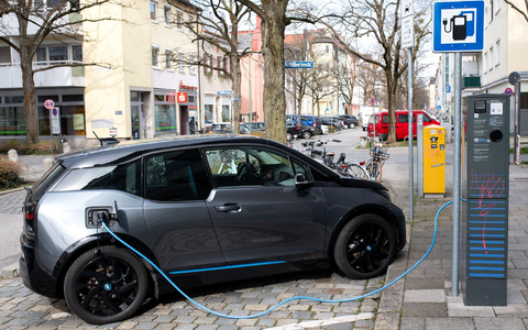 Der 2013 vorgestellte BMW i3 sah sehr nach Elektroauto, aber nur bedingt nach BMW aus. (Archivbild) - Foto: Sven Hoppe/dpa