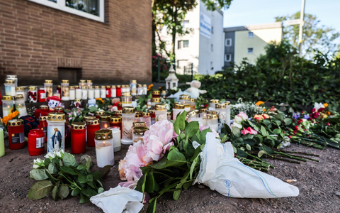 Blumen und Kerzen am Unfallort: In Dinslaken ist die Trauer nach dem Unfalltod zweier Kinder groß. - Foto: Oliver Berg/dpa
