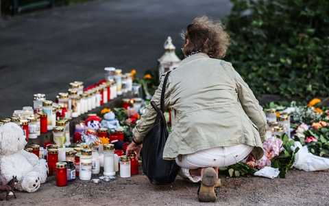 Trauer am Unfallort nach dem schweren Unfall mit zwei toten Kindern - Foto: Oliver Berg/dpa
