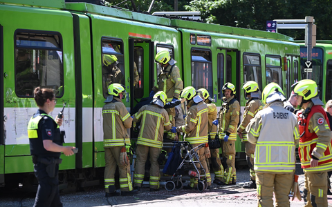 Die beiden Bahnen waren zusammengestoßen. - Foto: Julian Stratenschulte/dpa