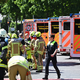 Mehrere Fahrgäste wurden vom Rettungsdienst versorgt. - Foto: Julian Stratenschulte/dpa