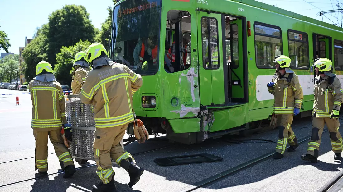 Die Feuerwehr war mit zahlreichen Kräften vor Ort, darunter auch mit einem Großraumrettungswagen. - Bild: Julian Stratenschulte/dpa