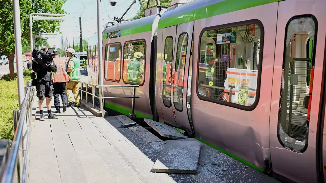 An einer der Stadtbahnen war eine lange Schleifspur zu sehen, zudem waren Scheiben gesplittert. - Bild: Julian Stratenschulte/dpa